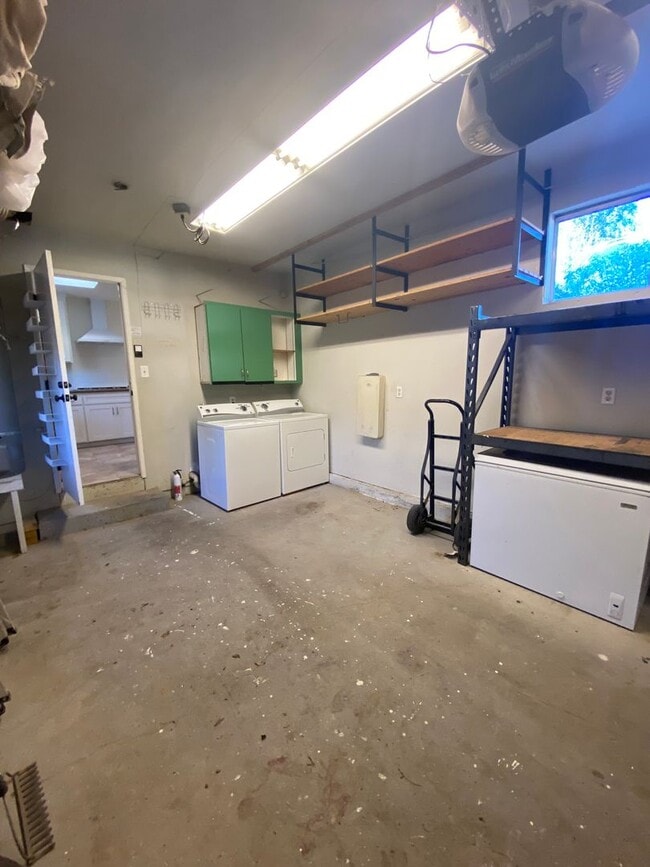 Building Photo - Bright & Cheery 2 Bedroom Home