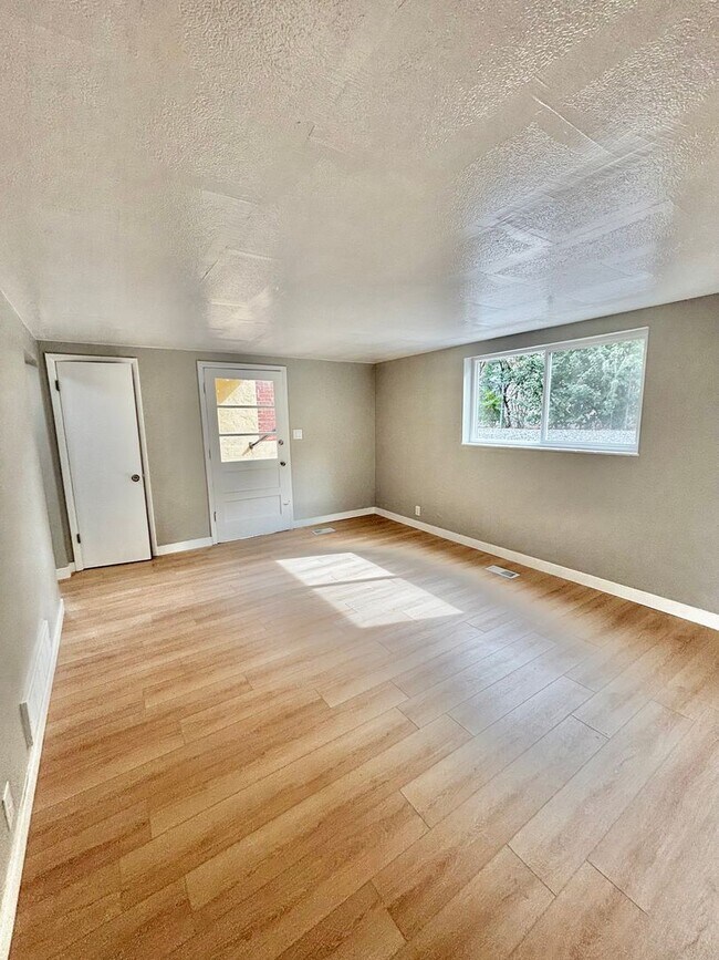 Building Photo - Now Leasing! Beautiful Apartment Steps fro...