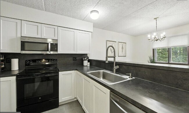 Building Photo - 200 Winding Way