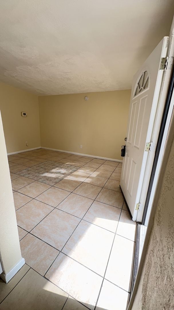 Building Photo - 3 Bedroom 1.5 Bathroom Home For Rent -Corner lot / Fenced