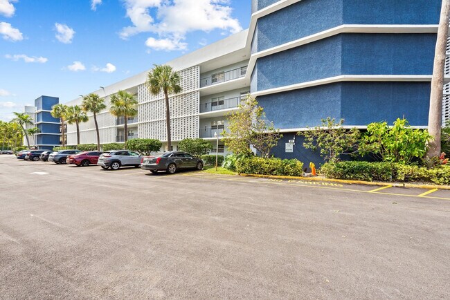 Building Photo - 877 NE 195th St