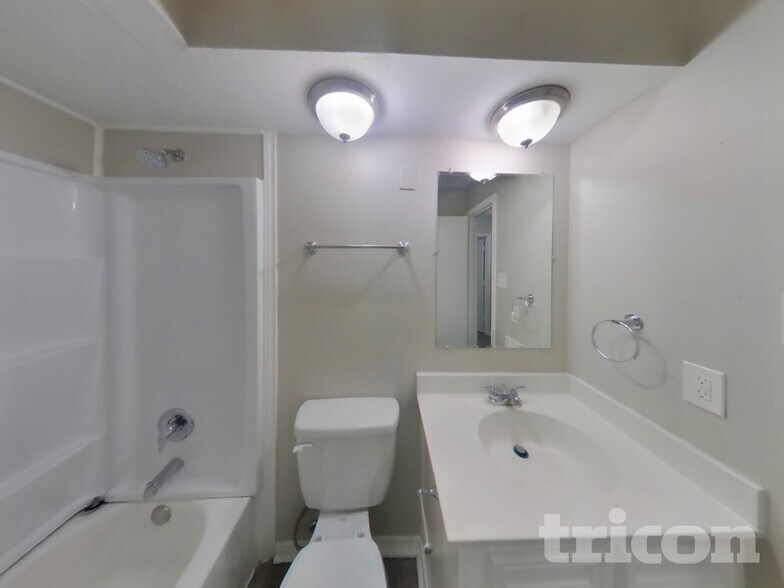 Building Photo - 7118 Foxway Ln