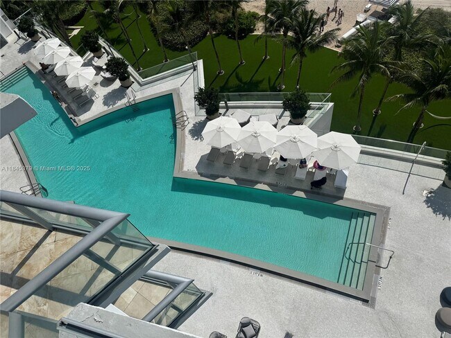 Primary Photo - 17001 Collins Ave