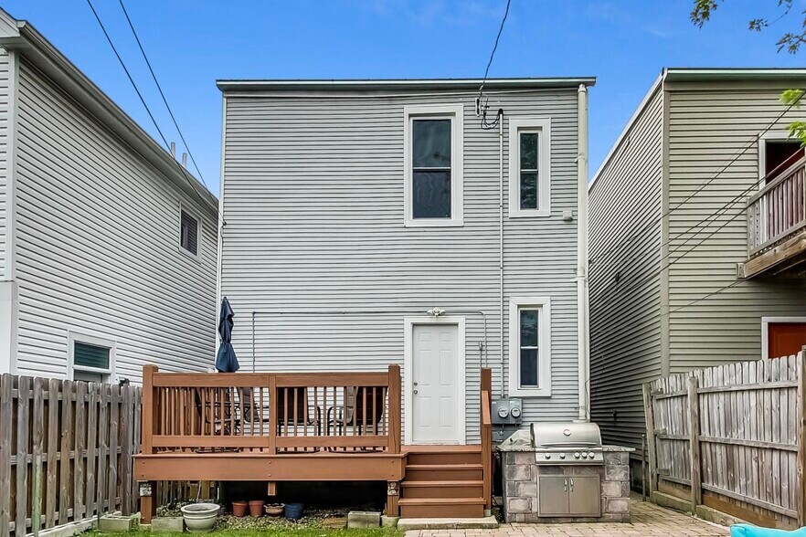 Building Photo - 3618 W Dickens Ave