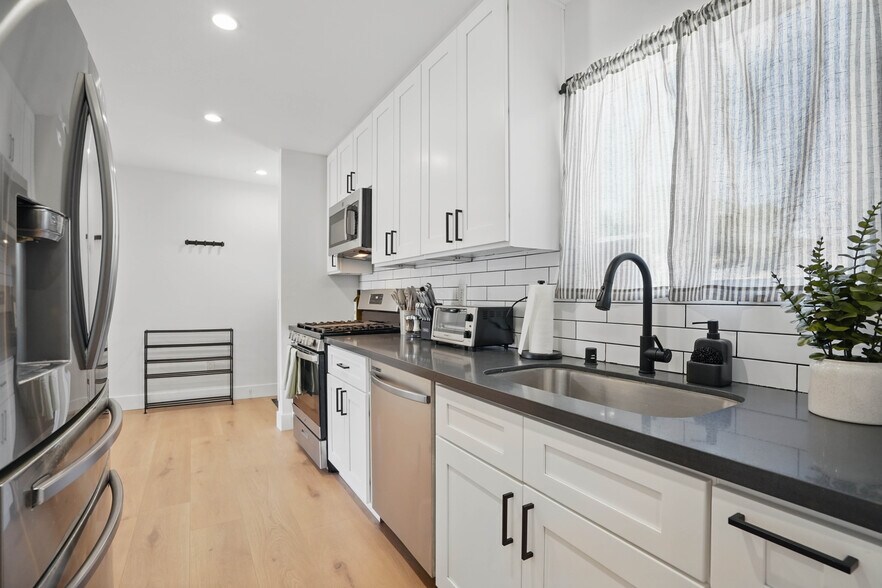 Building Photo - 20721 Clark St