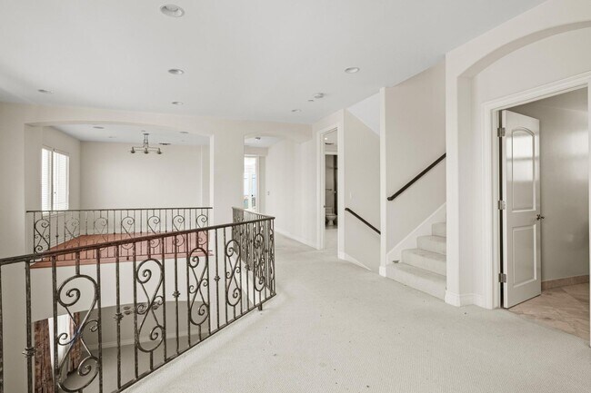 Building Photo - Stunning 4 bed, 4.5 bath home located on a quiet and highly desirable street in Redondo Beach