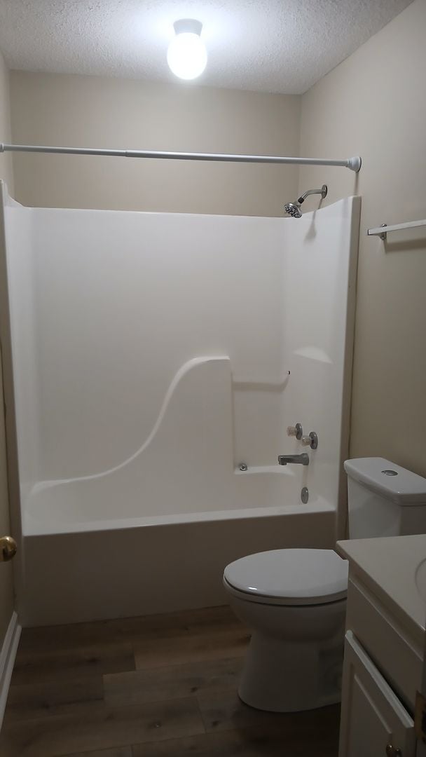 Building Photo - 3 Bed/ 3 Bath located just off South Lamar...