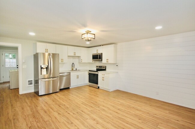 Building Photo - Beautifully Updated 1bd/1ba Sumner Duplex!