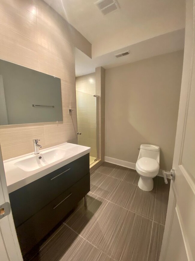 Building Photo - Newly Renovated 3-Bedroom Apartment in Bre...