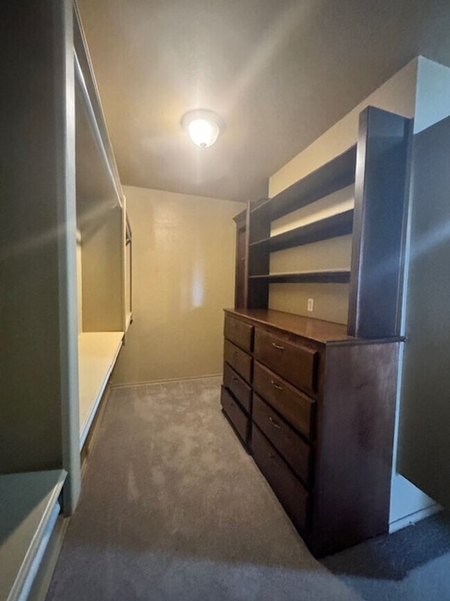 Building Photo - Large 3 bed, 2.5 bath with 30x30 shop