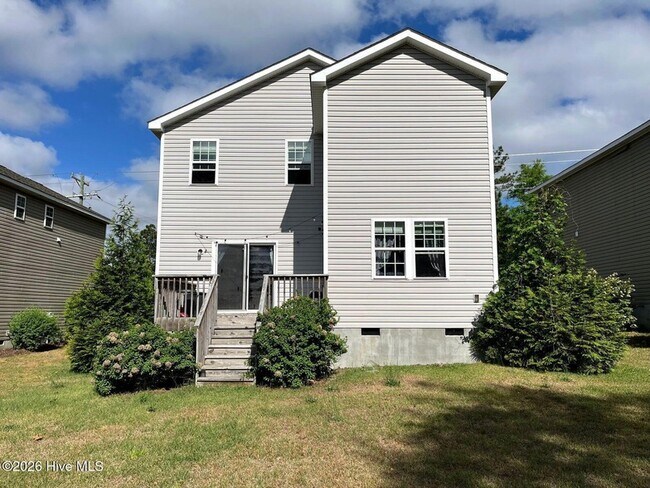 Building Photo - 203 S Pine St