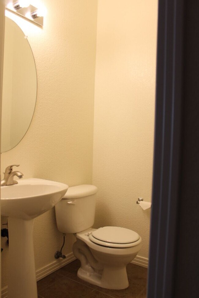 Building Photo - Beautiful 3 BR/3 1/2 BA Townhouse in Stonegate!!
