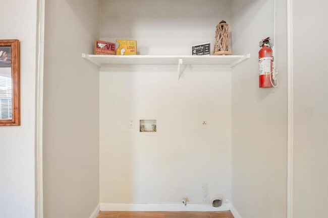 Building Photo - 1115 Brookswood Ave