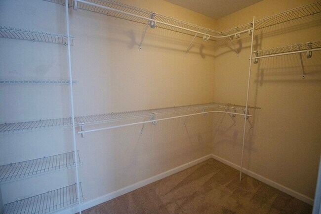 Building Photo - 3 Bedroom, 2.5 Bathroom Townhome in Brando...