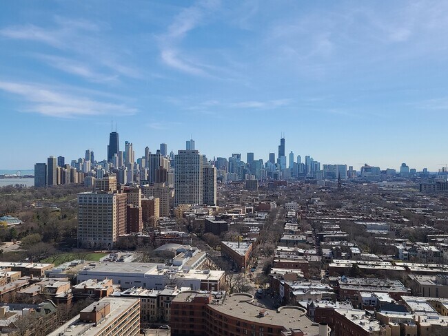 Building Photo - 2400 N Lakeview Ave