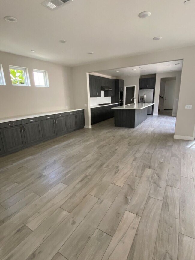 Building Photo - Beautiful Home - Plan 3 4BR/4.5BA in Casavia