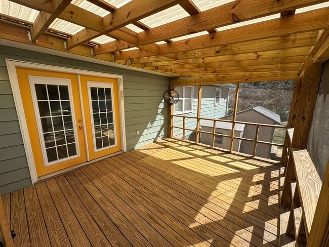 Building Photo - Arch Street Gem!