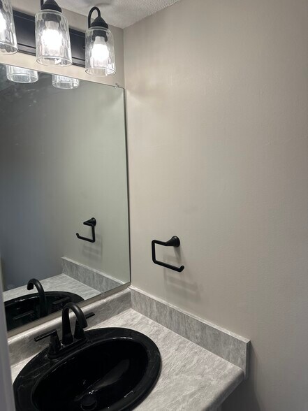 Building Photo - 939 Kingsbury Dr