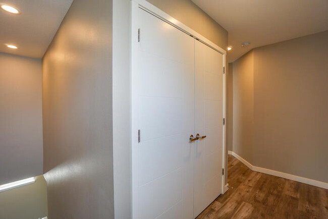Building Photo - NEWER FOUR BEDROOM NEAR HAZEL DELL