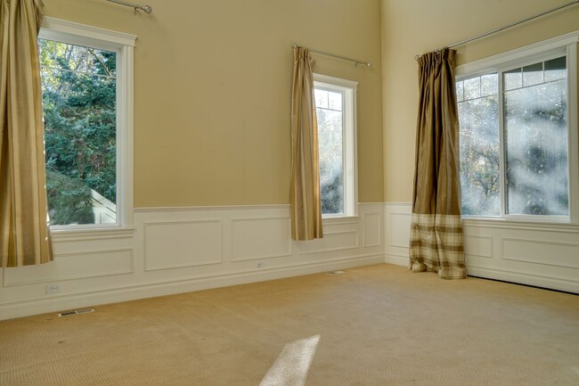 Building Photo - Custom Kent Easthill 2 Story