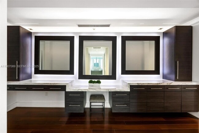 Building Photo - 300 Royal Plaza Dr