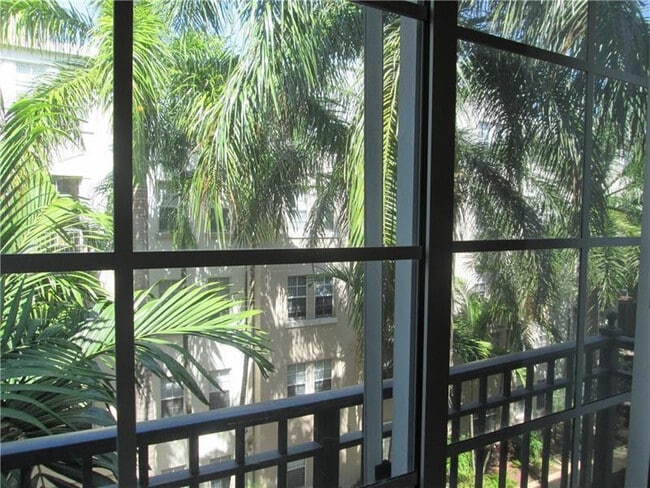 Building Photo - 533 NE 3rd Ave