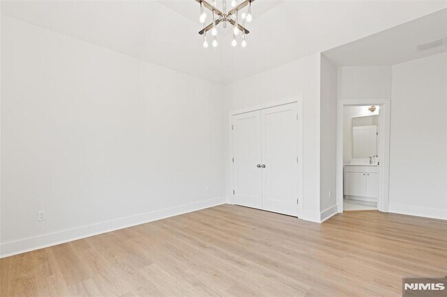 Building Photo - 445 Ramapo Valley Rd