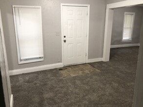 Building Photo - 2 Bed, 1 Bath, BONUS ROOM!!