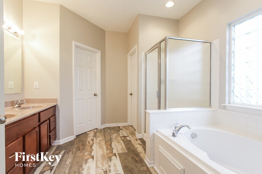 Building Photo - 1526 Old Thicket Ct