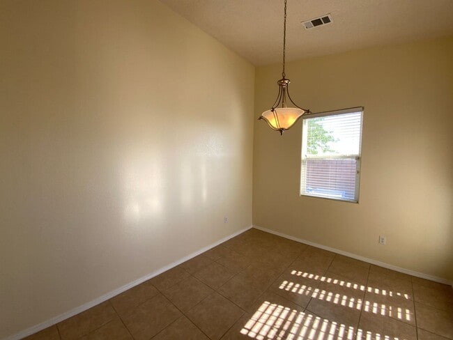 Building Photo - 4 Bedroom Single Story Home Available Near...