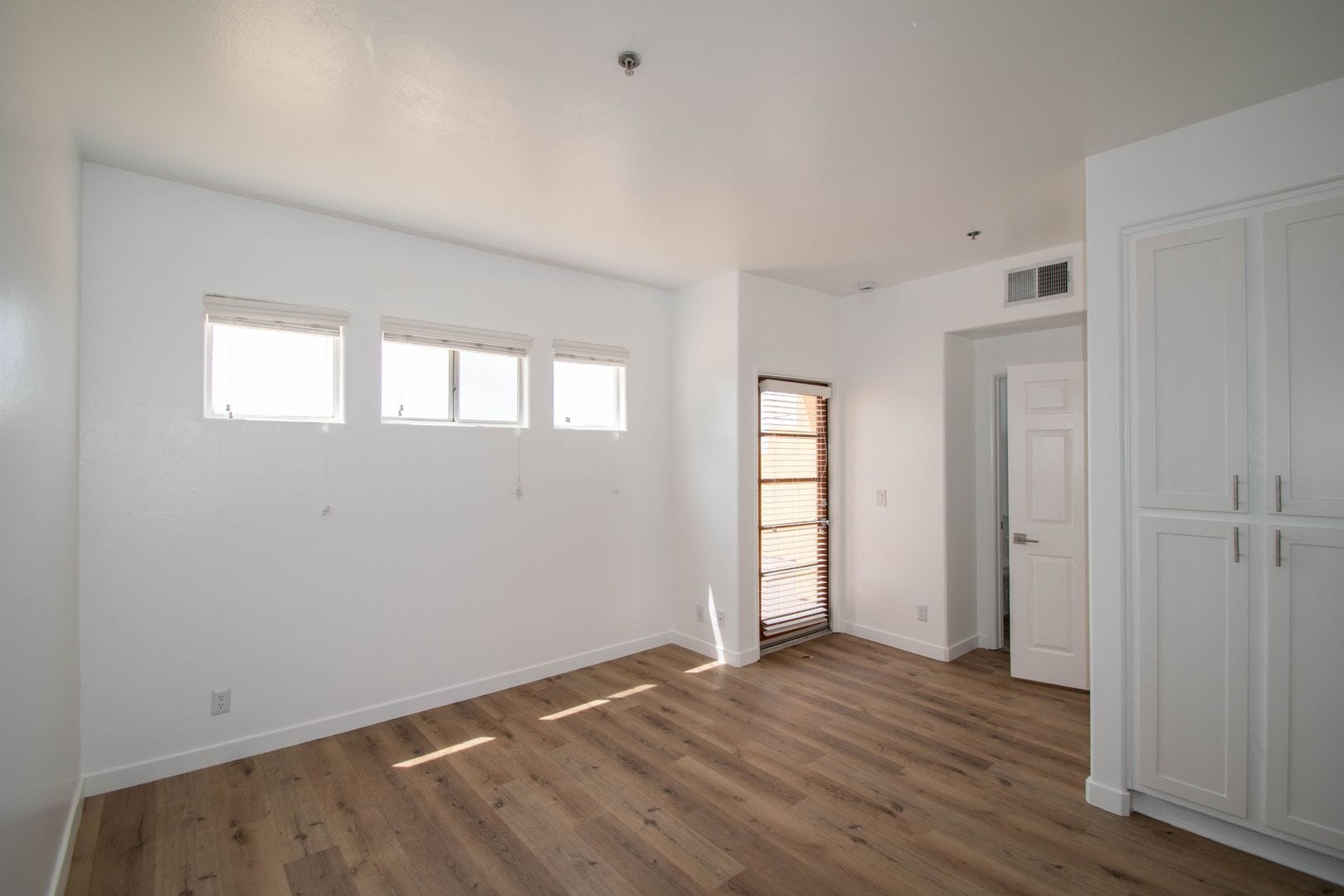 Building Photo - 425 N Alvarado St