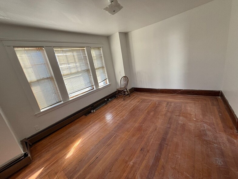 Building Photo - 121 Bennington St