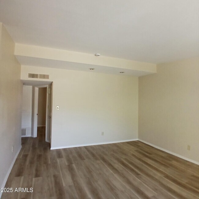 Building Photo - 511 W Maryland Ave