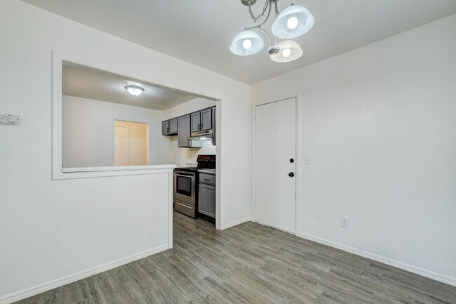 Building Photo - 3 bedroom 2.5 bath - NW Highway and Rockwell