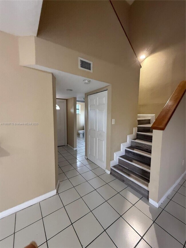 Building Photo - 3208 San Remo Cir