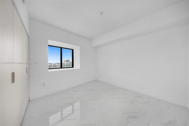 Building Photo - 700 NE 24th St