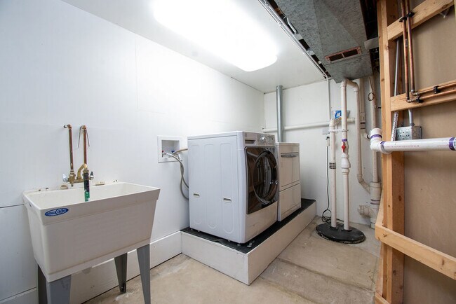 Building Photo - 131 S Lodge Ln