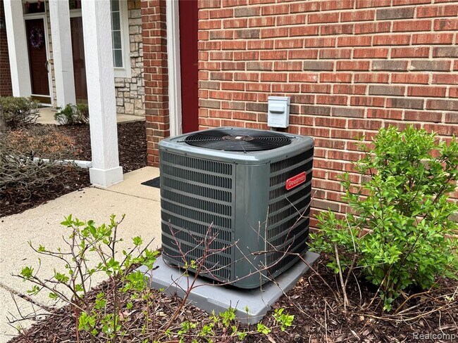 Building Photo - 5472 Pine Aires Dr