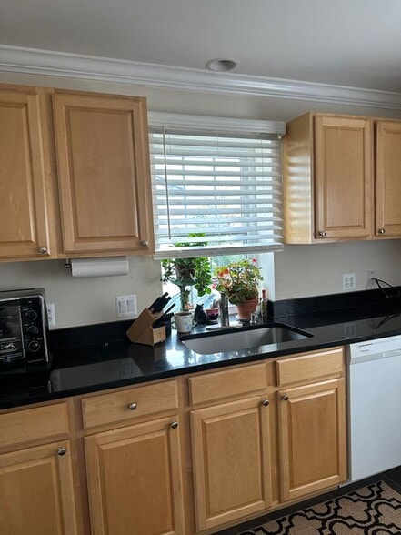 Building Photo - 14040 Labelle St