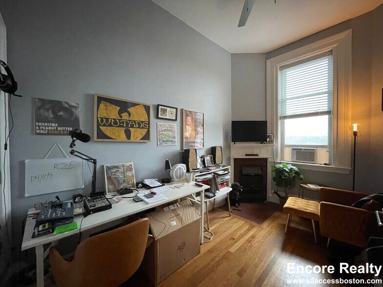 Building Photo - 482 Beacon St