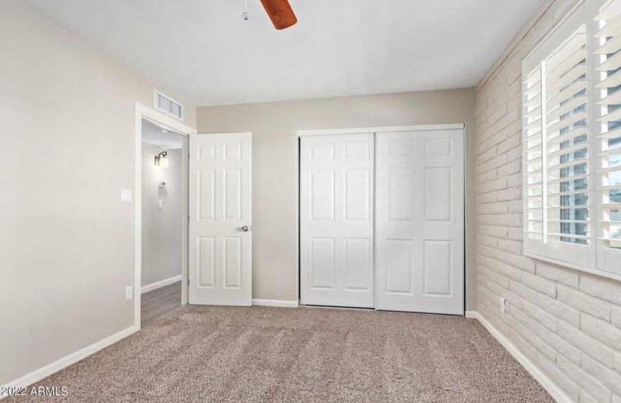 Building Photo - 2429 W Sunnyside Ave