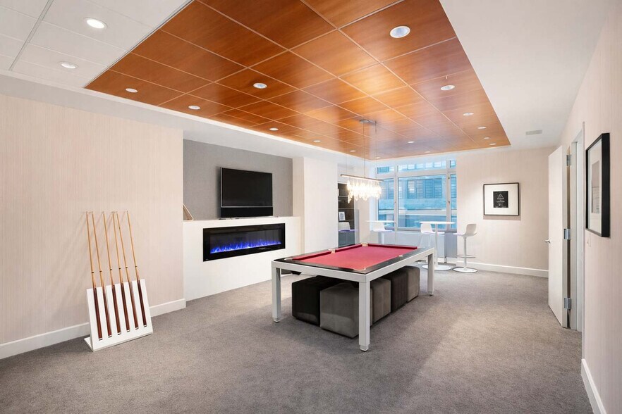 Building Photo - 350 W 43rd St