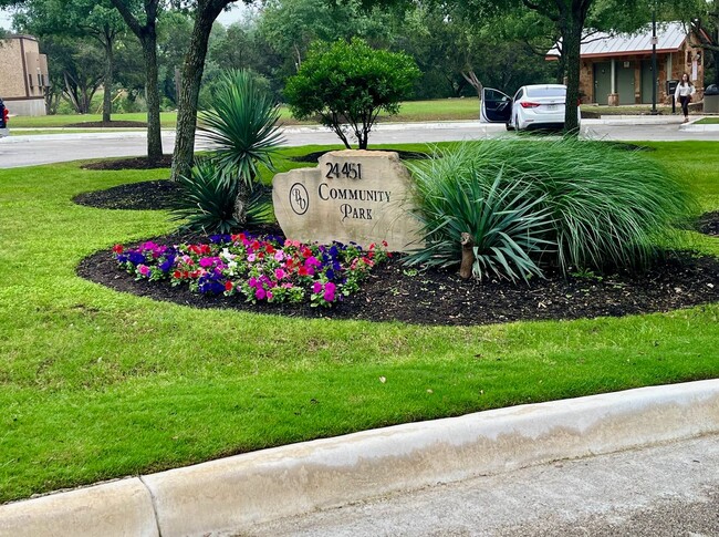 Building Photo - Fantastic 5 Bedroom/3.5 Bath Home w/ Study...