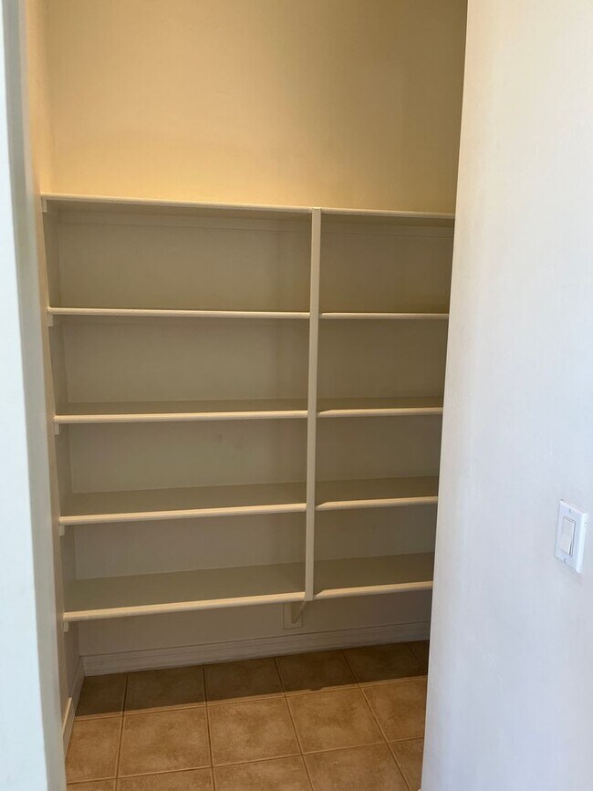 Building Photo - Elegant, spacious 3/2.5 home in gated LaPrivada