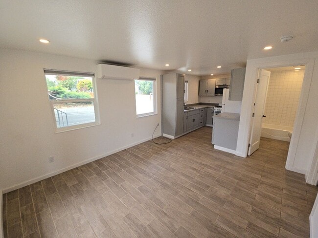 Building Photo - 1350 Hallen Dr