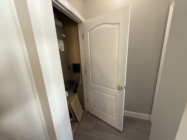 Building Photo - "Spacious 3-Bedroom Retreat with Bonus roo...
