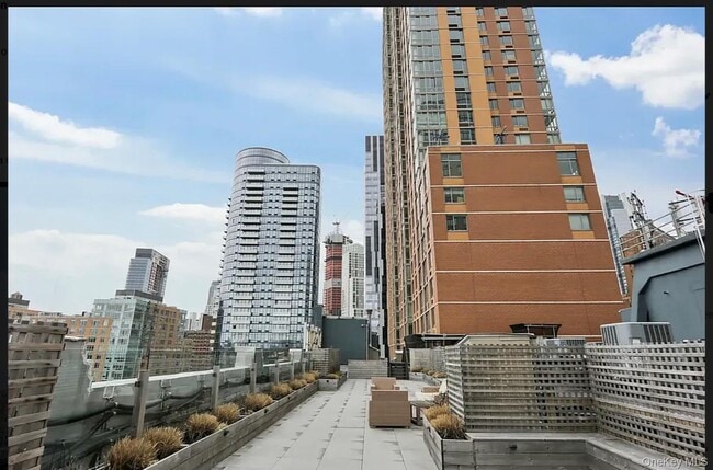 Building Photo - 176 Johnson St