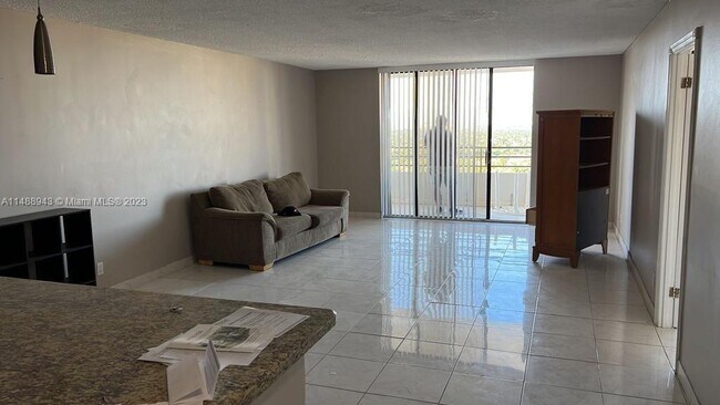 Building Photo - 2500 Parkview Dr