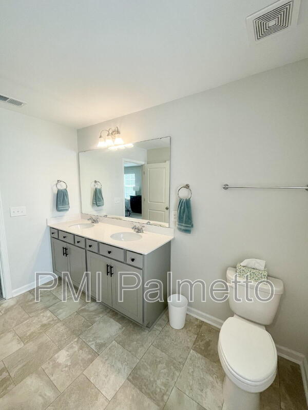 Building Photo - 633 Wooster Dr