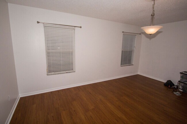Building Photo - 3/2.5 with 2-car garage in Maitland